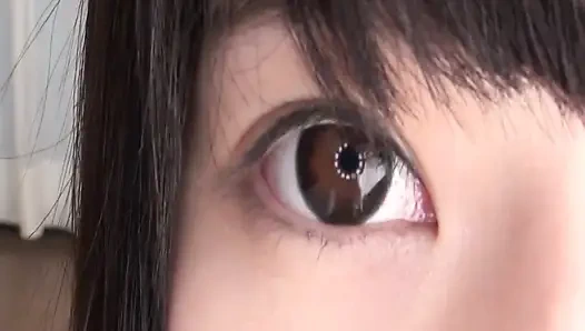 Parlak gülümseme, minik kıvrımlar. Hızlı eriyip daha derin bir zevk için hareket ediyor