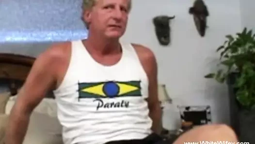 Karısının siyah bir adamla sevişmesini izliyor