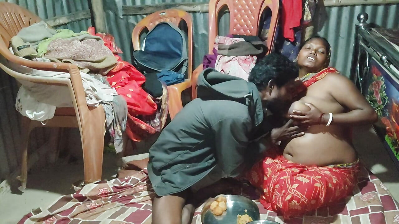 Indian desi housewife ne Pani Puri ke sath dudh pilaya