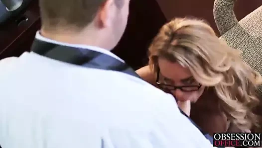 Corinna hayatı uçlarda yaşamayı seviyor