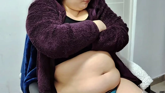 Yuvarlak tombul kız suşi yiyor