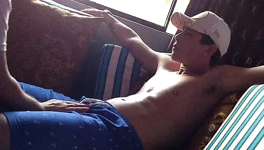 Sevimli komşumun tüm sütlerini emiyor