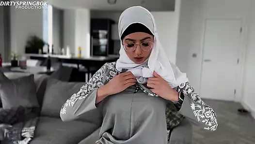 Masum hizmetçi Aaliyah Yasin seks oyuncaklarını keşfediyor