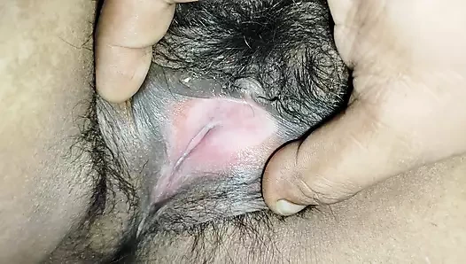 Üvey kız kardeşini ilk kez parmaklıyor ve sikiyor