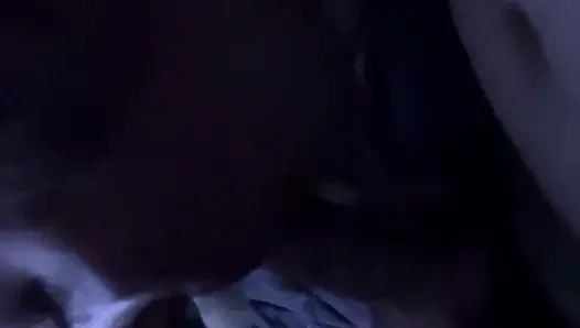 Kedi yavrusu yarak emiyor