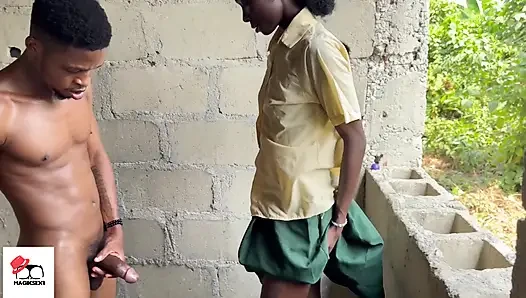 Karanlık sıska öğrenci tamamlanmamış binada sert sikiliyor