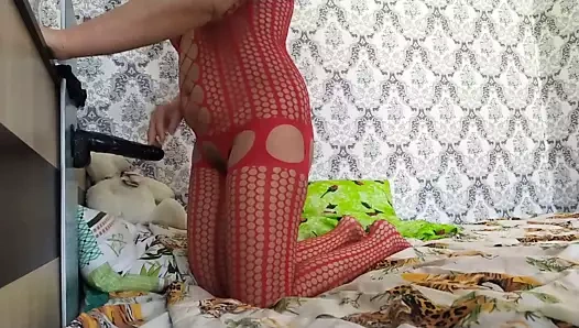 Seksi üvey anne iki horoz tarafından becerdin alır.