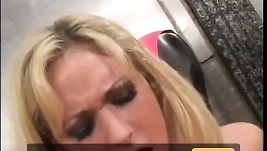 Seksi sarışın kız götte yarak seviyor