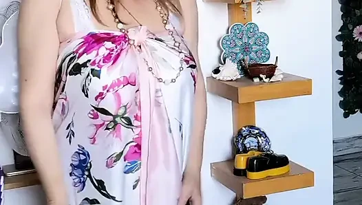 Büyük memeli orta yaşlı seksi kadın beyaz çoraplı jartiyerle azdırıyor
