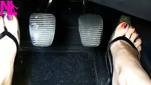 Siyah parmak arası terliklerde devirme ve pedal pompalama