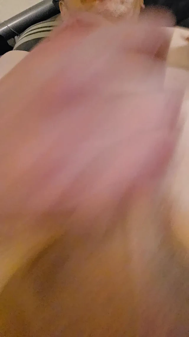 Mastürbasyon videosu oyuncaklarım dildoyla oynuyor ama götümü tıka ve parmakla