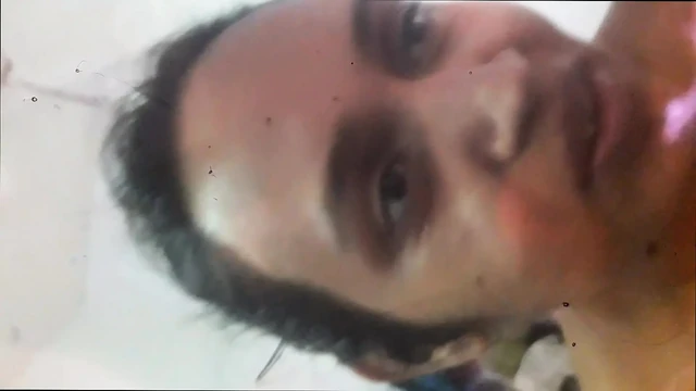 Karısı işe gidince hizmetçiyi sikiyor