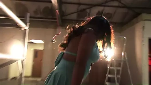 Güzel milf içinde bir üçlü tutmak ona elbise üzerinde süre kahrolası