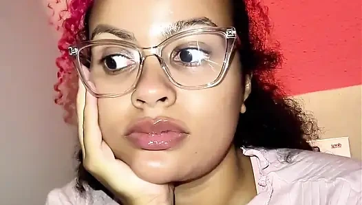 Halka açık banyoda gazlı kız onu tutmaya çalışıyor ama yüksek sesle osuruyor