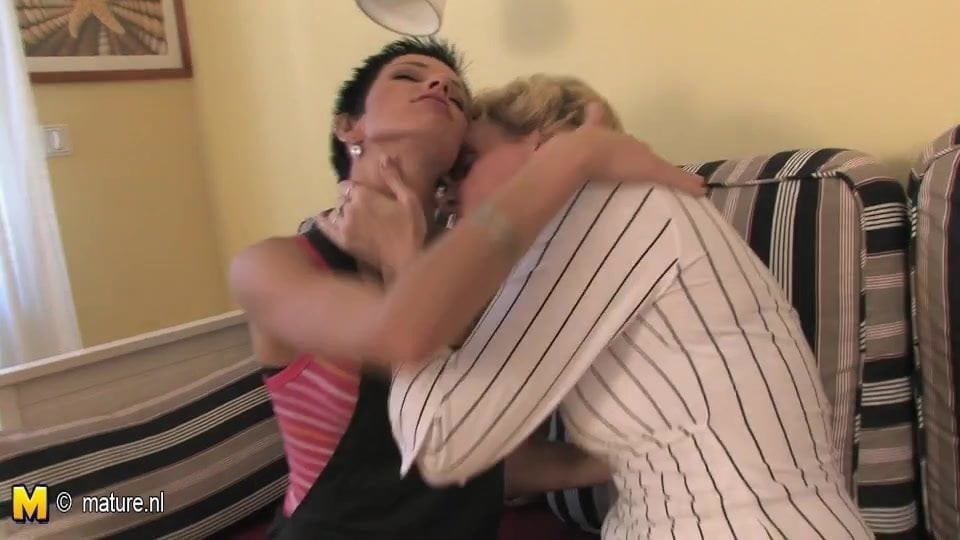 Blonde housewife step mom fucks a hot young girl