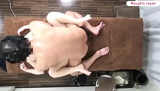 Müşteri öncekinden daha doğal dönüyor ve ham cazibesi odayı hızlı dolduruyor 2.