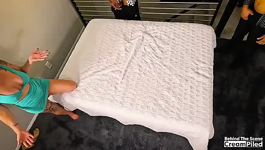 Ateşli evli kadın grup seks ile kamera arkası