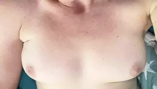 Anne mastürbasyon yapmak için ev işlerini bırakıyor