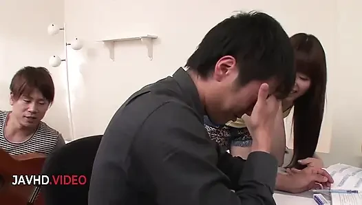Moe sakura'nın iki adamla Japon ilk grup seks macerası ateşli sakso ve