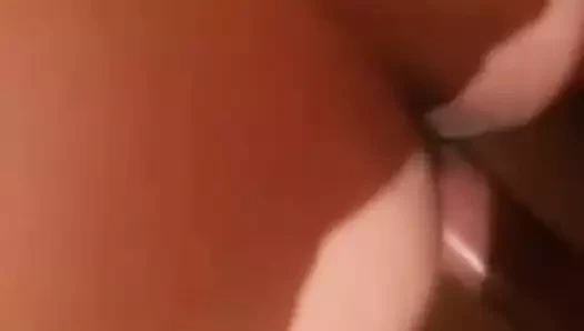 Arkadaşımın annesi yarağı o kadar çok seven bir fahişe ki inlediğini gösteriyor