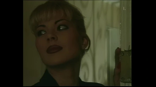 Sarışın azgın orta yaşlı seksi kadın arkadaşıyla büyük yarakla seks yapıyor