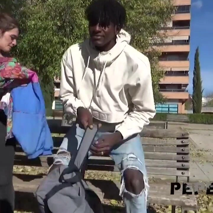 Malafalda ırklararası meydan okumayı kabul ediyor: aslanıyor ve bize harika bir sahne yaşatıyor!!