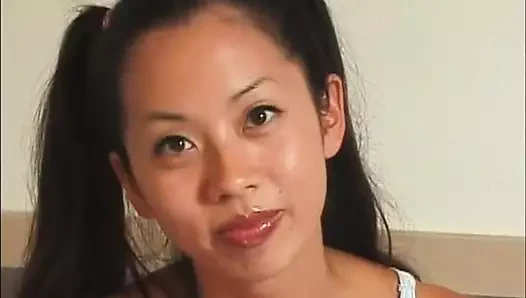 Prende un grosso cazzo l'asiatica puttana!