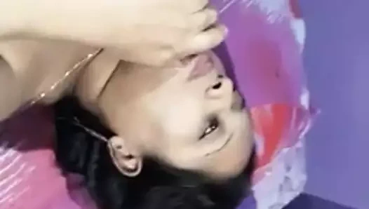 Hintli orta yaşlı seksi kadın yarak emiyor