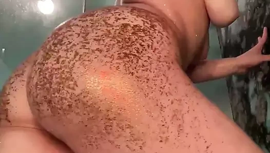 Parıltılı duşta harika gösteri.