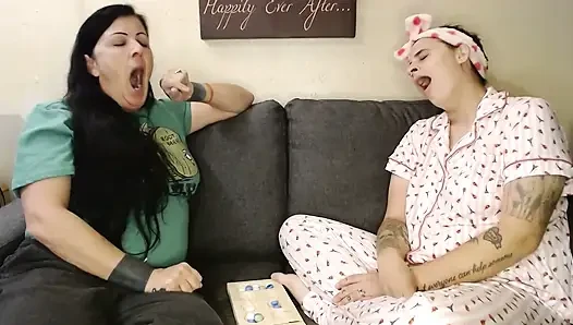 Yawning bulaşıcı lezbiyen pijama partisi iş arkadaşları