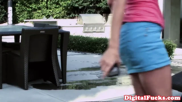 Bikinili güzel sarışın adım annelerin erkek arkadaşını baştan çıkarıyor