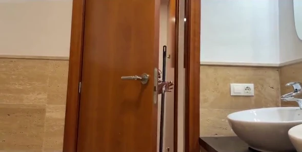 Temizlikçi kadın beni duşta yakalıyor ve büyük yarağıma karşı koyamıyor -milla ferrazo anal yıkım-