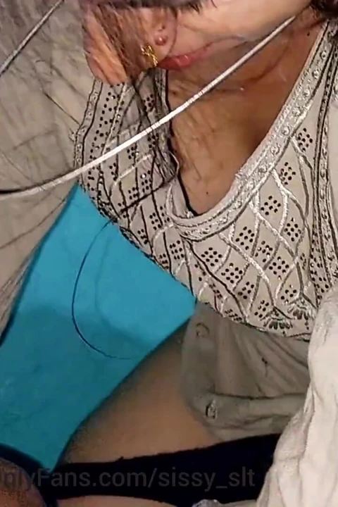 Küçük yaraklı kadın kılıklı büyük vajinalı ateşli evli kadın