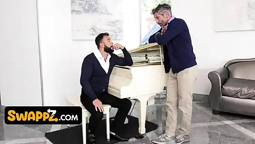Mezun olan bakireler Maya Wolfe ve Myra inliyor ve birbirlerinin üvey babalarına kaybediyor