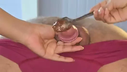 Dilimle erkeğimin götünü temizliyorum