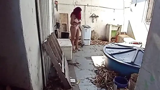 Arka bahçede temizlikçi kadına ateşli bir şekilde sokuyor