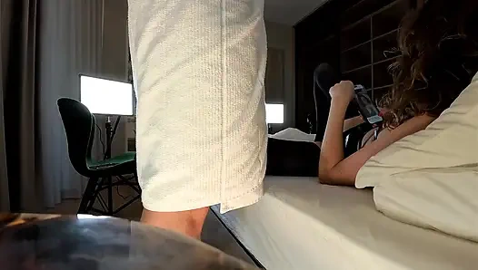 Siyah çoraplı ve deri elbiseli inanılmaz ateşli azgın kız orgazm olmadan ama eğlencesi için azdırıyor