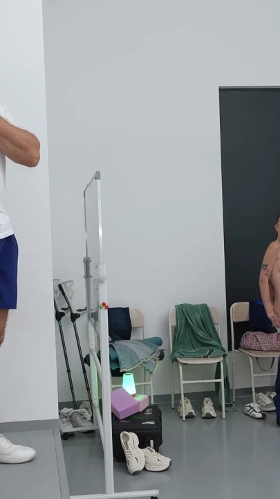 Futbol Sonrası Soyunma Odası - Üç Kız Bir Siki Paylaşıyor ve Creampie Alıyor | Klip 1
