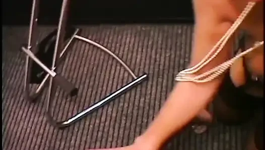 Sarışın orta yaşlı seksi kadın ofiste oral seks yapmayı seviyor