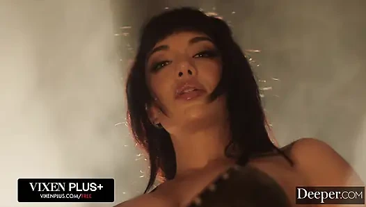 Derin. Büyük zenci yarağına aç küçük gavat sert güç oyununda sert sikilmeyi talep ediyor