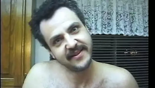 İki azgın kaltak bir adamla üçlü seks yapıyor