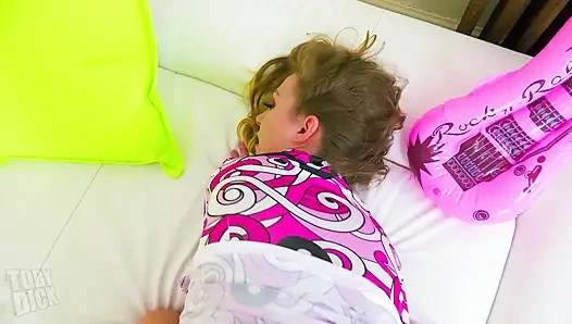 Azgın üniversiteli Casey Candy amını toby yarağıyla siktiriyor!