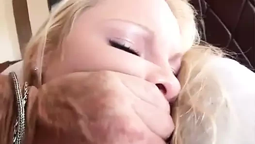 Şehvetli kız iki koca sikli adamla sikişiyor ve kremsi yüze boşalma