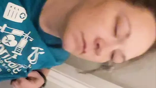 İşe gitmeden önce tombul büyük memeli ateşli evli kadından güzel sakso