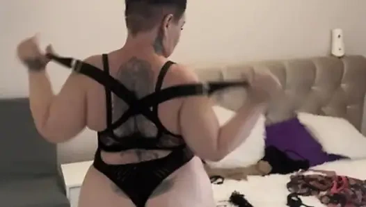 Seksi kıyafetlerle giyiniyor, amcık sikişi, büyük götlü orta yaşlı seksi kadınlar