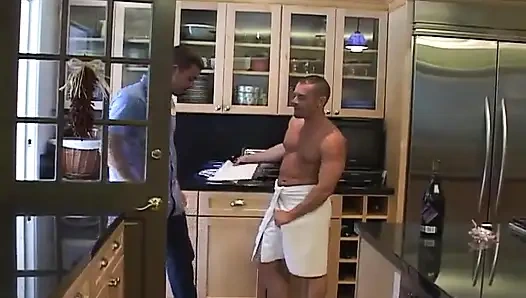 Teslimatçı adama bir paket verdikten sonra büyük bir müşteri tarafından sıkı götünü sikiyor