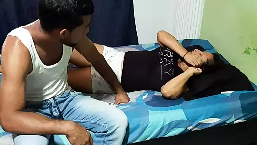 Kayınvalidemi odasında ziyaret ediyorum ve lezzetli amını emiyordum.