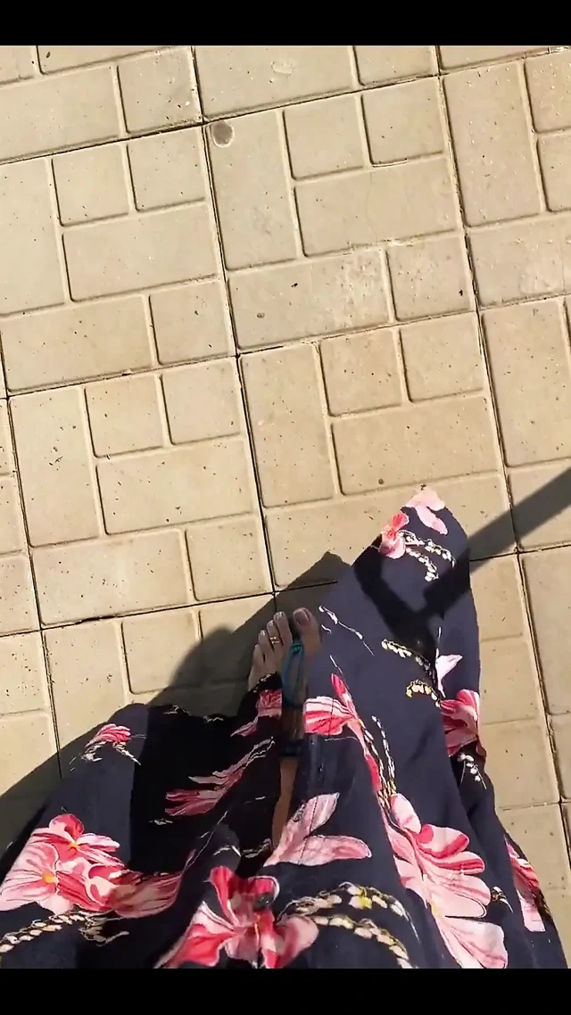 Seksi bacaklarımla ve mavi sandaletimle günaydın