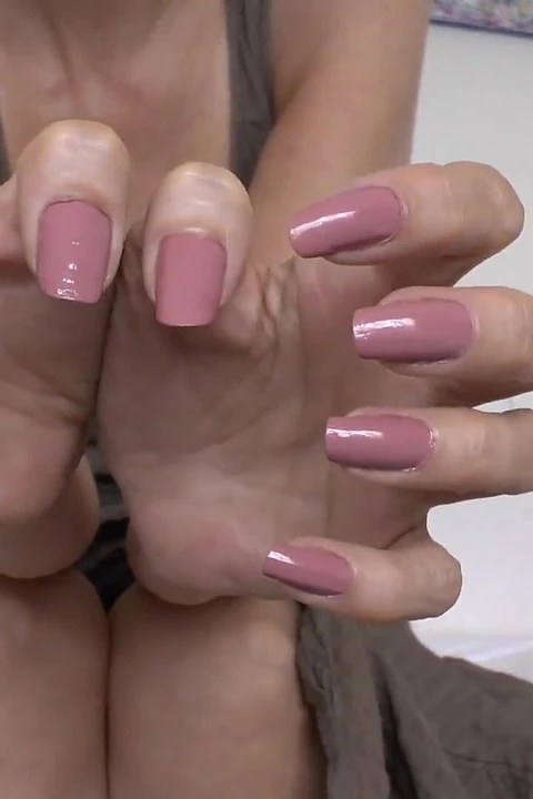 Возбуждающие длинные розовые ногти на пальцах, инструкция по дрочке, леди Виктория Валенте