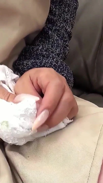 Знаковый момент из "Азиатская зрелая застукала молодого парня дрочит с ее трусиками и помогает ему с минетом"